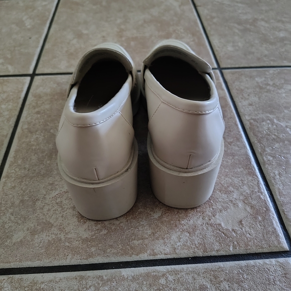 No Boundaries Women's Tan Loafers - Picture 5 of 5